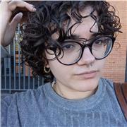 Profesora de Matemáticas y Física y Química, lista para solventar cualquier duda.